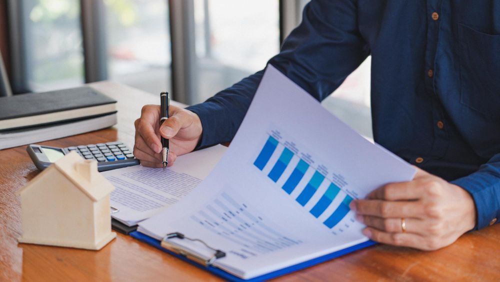 Mann i som utfører tilstandsrapport